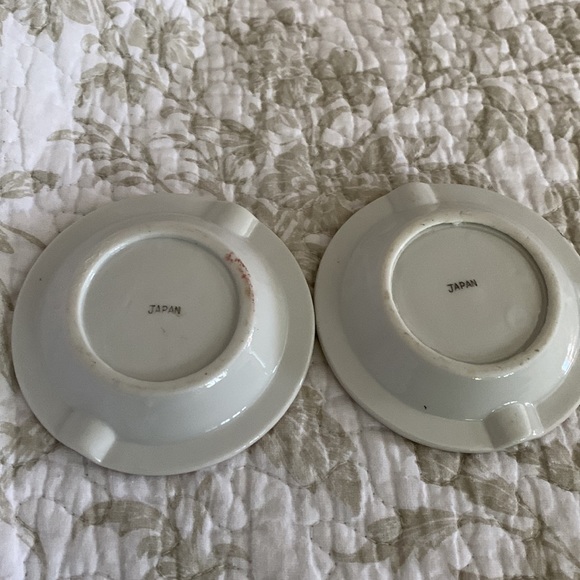 2 Small Decorative Ashtrays - Picture 4 of 4